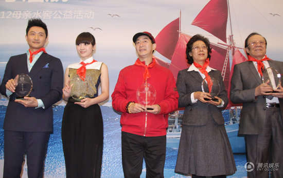 柳巖戴紅領巾