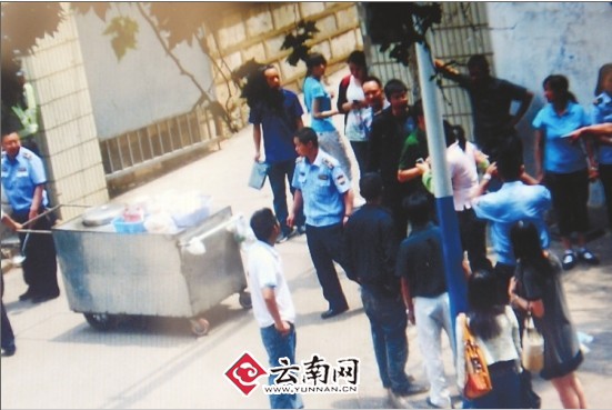 事發(fā)現(xiàn)場很亂（視頻翻拍）  翟劍 攝