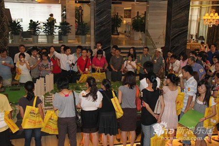 多地現(xiàn)千人購房潮 樓市觸底判斷蔓延