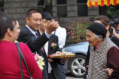 方丈還俗完婚