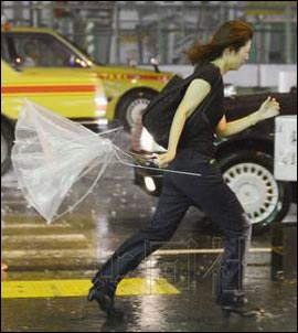 強臺風“古超”致日本1人死亡 13萬戶家庭斷電