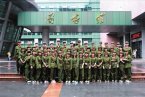 草綠軍裝畢業照不倫不類 大學生 軍裝 畢業照鞋子不
