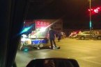 城管腳踩商販官方回應失足 網友稱小攤販的尊嚴不該