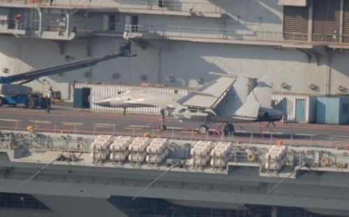 資料圖：中國航母瓦良格上出現的艦載機模型。