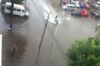 天津暴雨后大街上驚現摩托艇 有人把大街當大海開摩