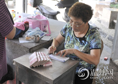 溫州兩名愛心女士挨個給伏茶點捐款不留名