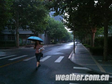 25日傍晚北京出現分散性降雨