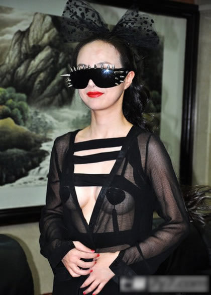 干露露亮相昆明車展 全裸黑色乳貼挑戰大尺度SM誘惑(圖)