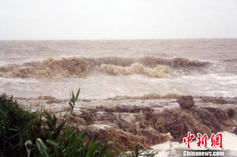江蘇因雙臺(tái)風(fēng)來(lái)襲轉(zhuǎn)移10萬(wàn)人 近年來(lái)規(guī)模最大