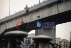 沙口大橋被一艘超高吊船碰撞 沙口大橋橋身被撞出一