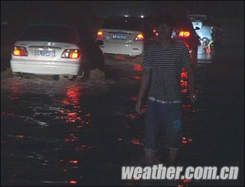 河北多地出現(xiàn)強降水 石家莊道路積水出行受阻