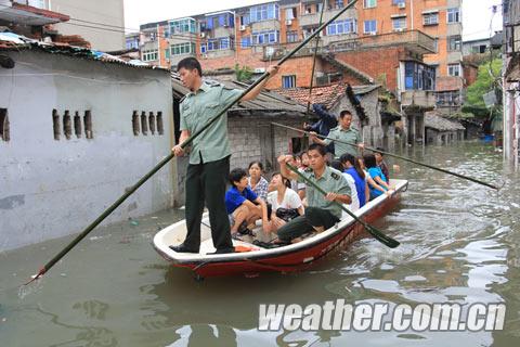 江西南昌遭暴雨 部分路段積澇嚴(yán)重