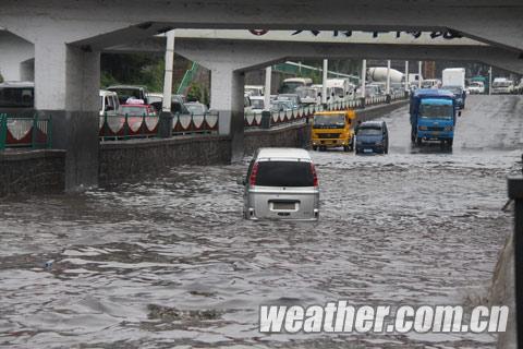 牡丹江市19日晨出現明顯降雨 道路積水交通受阻