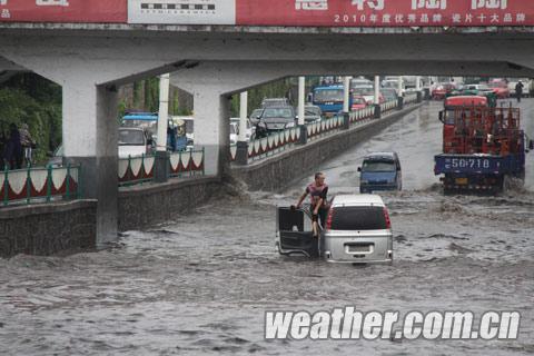 牡丹江市19日晨出現明顯降雨 道路積水交通受阻