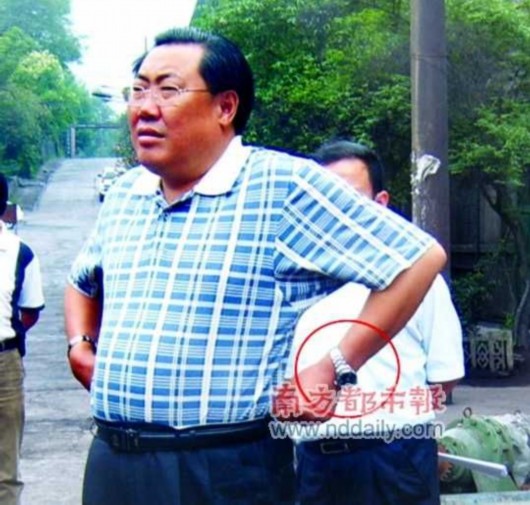 微笑官員