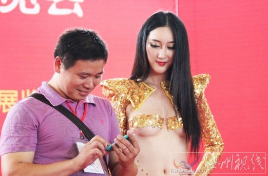 濕露露吳稀兒亮相佛山