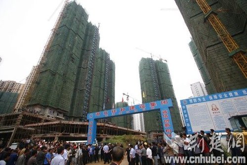 武漢東湖景園升降機(jī)墜落