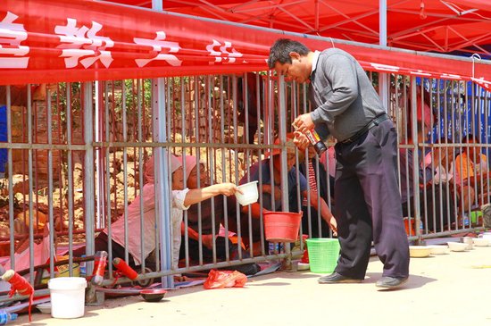 南昌廟會把行乞者圍欄圈住