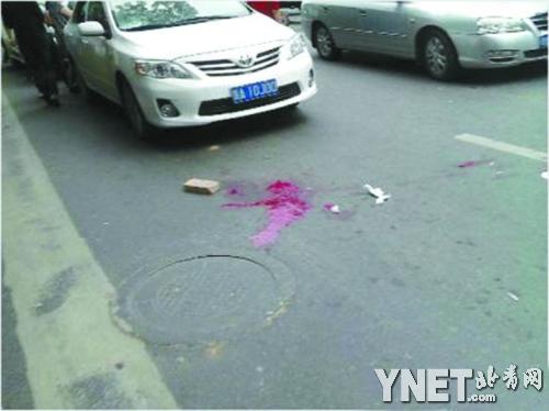 51歲西安日系車主李建利被打現場地上一灘血跡