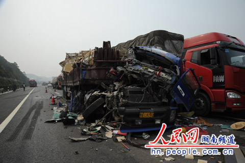 湖南境內(nèi)車禍 濃霧致湖南境內(nèi)高速22輛車追尾多人傷亡