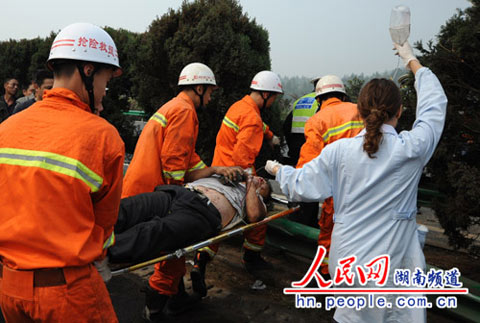 湖南境內(nèi)車禍 濃霧致湖南境內(nèi)高速22輛車追尾多人傷亡
