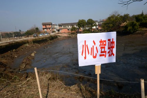 貴溪市交通部門在校車落水事故現場設置了警示牌