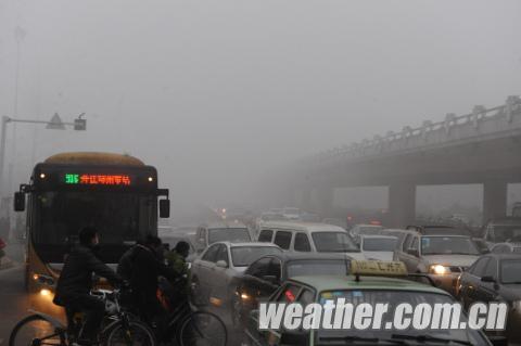 河南濃霧彌漫大部高速交通受阻 明后天霧霾持續