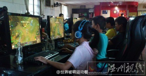 網吧時常可以看見一群小學生一起開黑