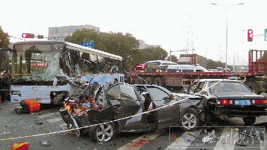 28日寧波鎮(zhèn)海車禍現(xiàn)場