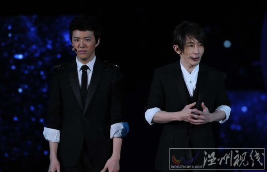 劉謙李云迪魔術：劉謙調侃李云迪。