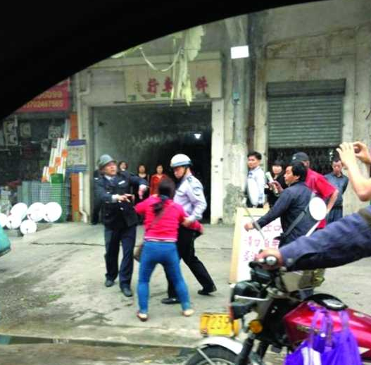 女小販打城管