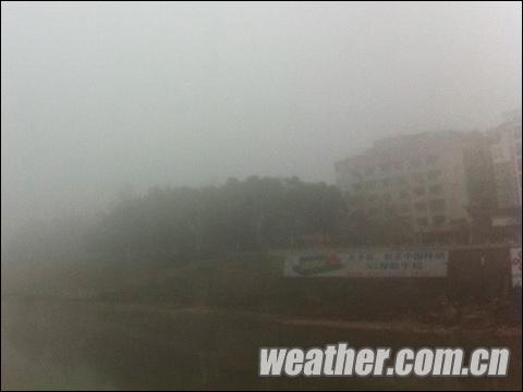 福建19日晨出現(xiàn)大霧 未來三天以陰雨天氣為主