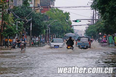 廣西欽州28迎來暴雨 道路積水30多厘米影響出行