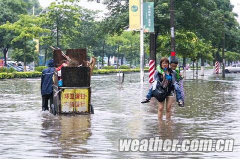 廣西欽州28迎來暴雨 道路積水30多厘米影響出行