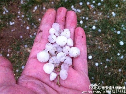 大連大雨傾盆白晝如夜 電閃雷鳴突降冰雹