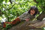 英國一名女子四歲遭棄被猴子養大 動物本來就善良