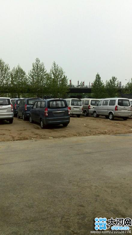 綠豆大小的冰雹鋪了一地