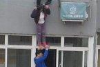 女子跳樓幸被拽住 4月18日青島43歲女子發(fā)病跳樓幸被