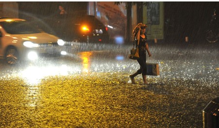 重慶暴雨 重慶28日暴雨導致路面積水交通堵塞