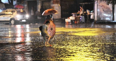 重慶暴雨 重慶28日暴雨導致路面積水交通堵塞
