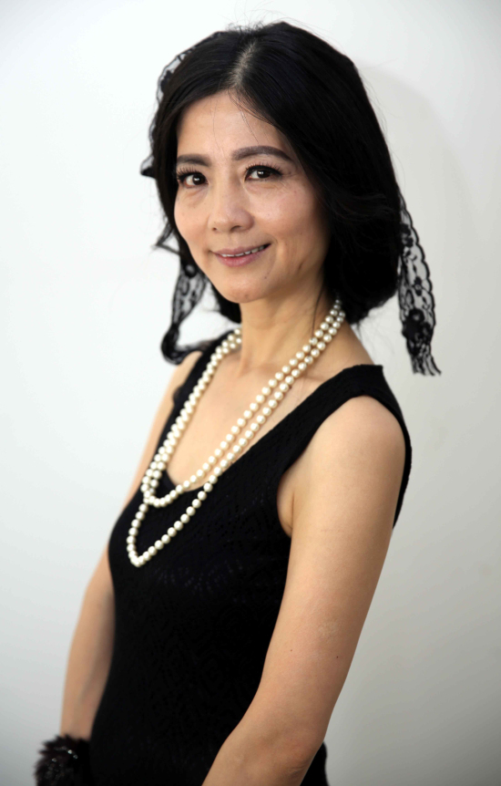 51歲女嘉賓牽手小17歲帥哥