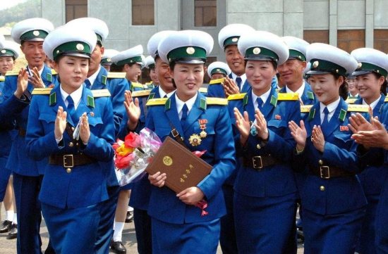 朝鮮女交警獲獎嚎啕大哭