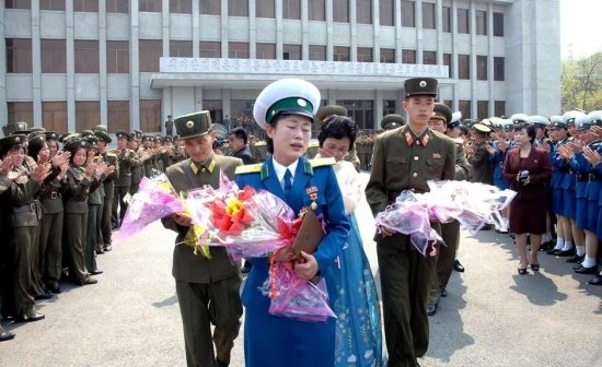 朝鮮女交警獲獎嚎啕大哭