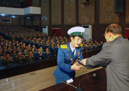 朝鮮女交警獲獎嚎啕大哭