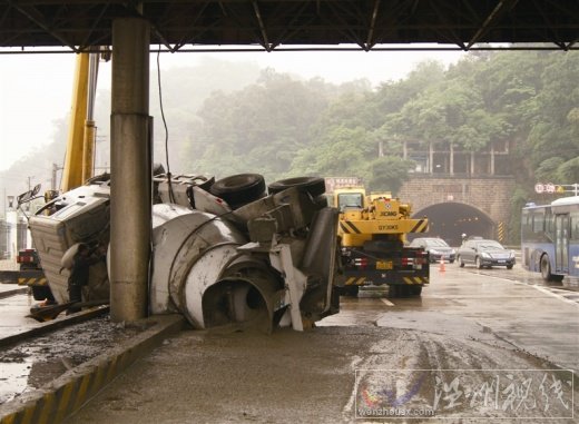 溫州機(jī)場路隧道口水泥攪拌車側(cè)翻圖片