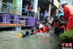 廈門男子被困在地下商場(chǎng) 5月16日廈門男子被困水中獲