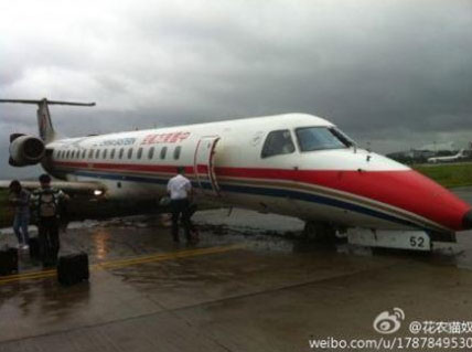 上海虹橋機(jī)場東航MU2947飛機(jī)被大風(fēng)吹出跑道