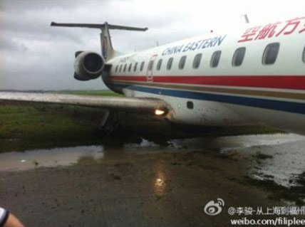 飛機(jī)被大風(fēng)吹出跑道