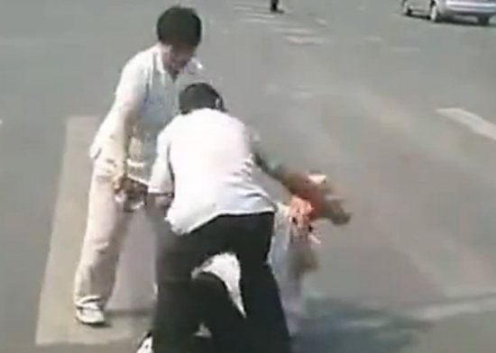 七旬老太被當(dāng)街毆打