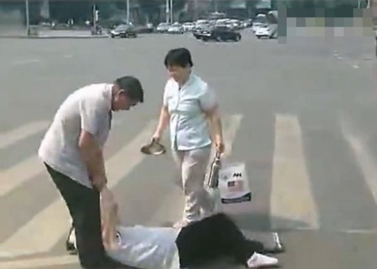 七旬老太被當(dāng)街毆打